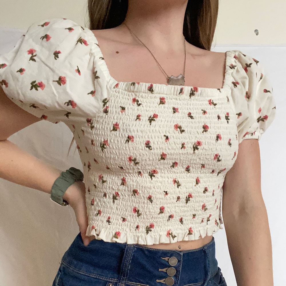 ☀️SOLD☀️Princess Sleeve American Eagle Floral Crop Top